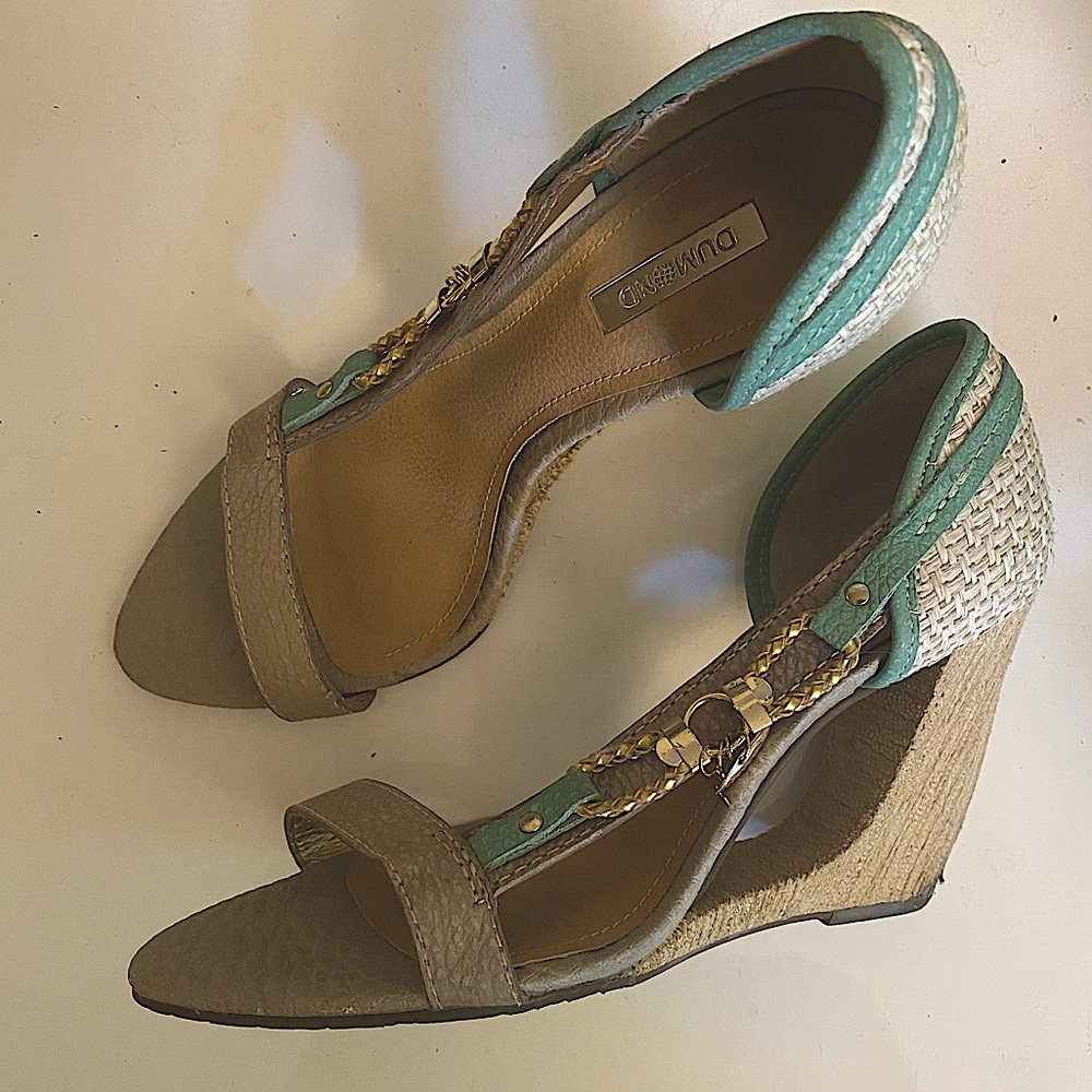 Wooden resort wear wedges with gold charms